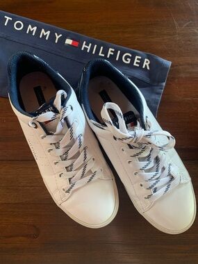 Tommy Hilfiger White logo Sneakers with Navy Trim women’s size 8 EUC